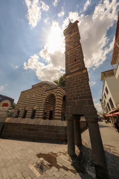Şeyh Mutahhar Camii ve Dört Ayaklı Minare